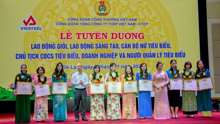 “Những bông hoa vẫn cứ nở đúng mùa”