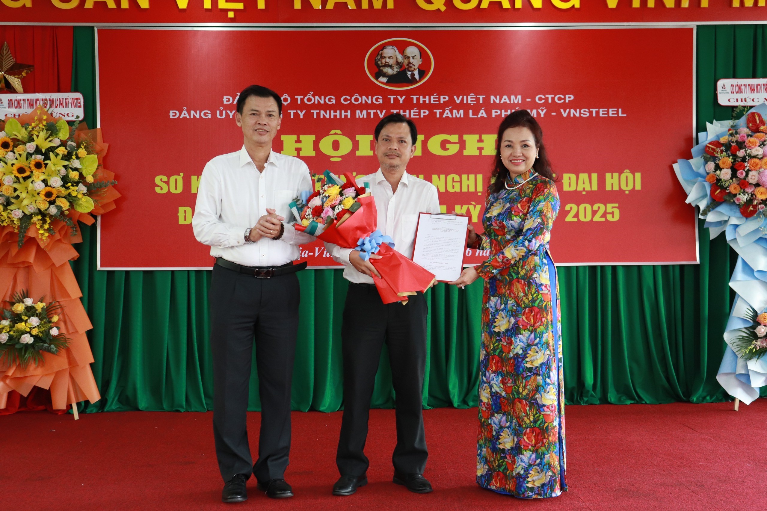 Đ. Phạm Thu Hiền trao khen thưởng