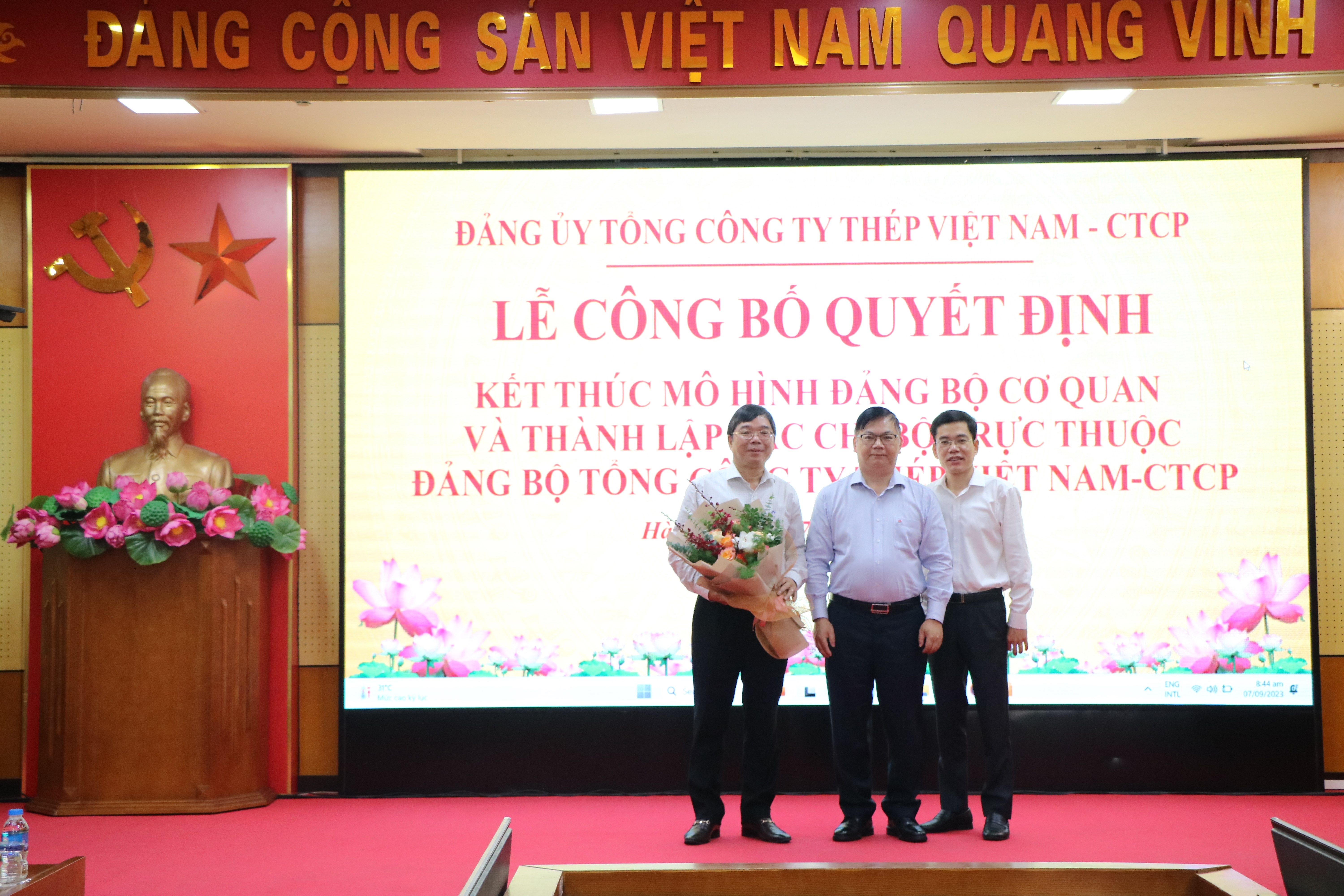 Chấm dứt ĐBCQ-Đ.C Lê Song Lai tặng hoa