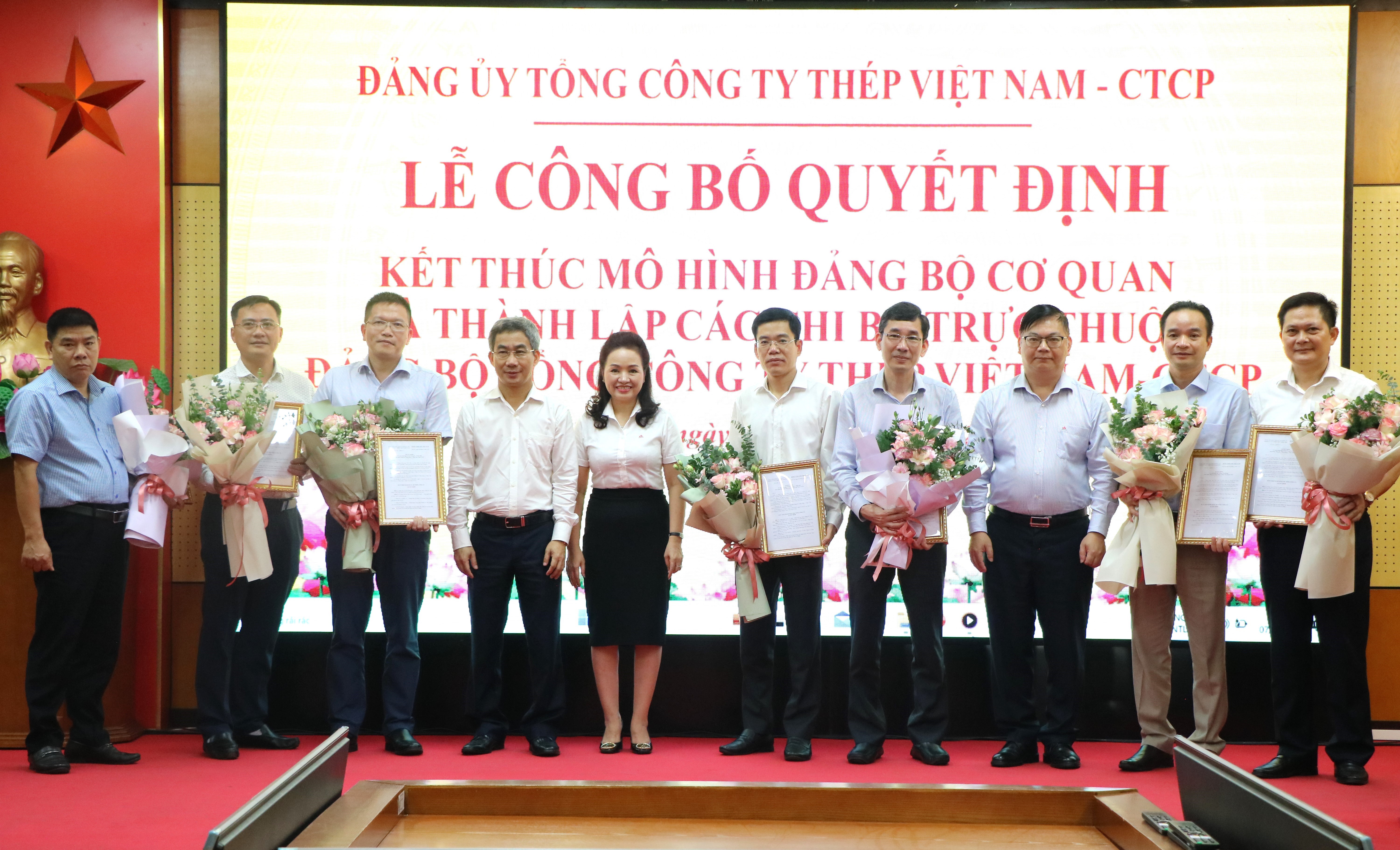 TT tặng hoa-Ra mắt chi bộ trực thuộc