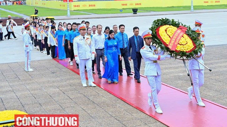 Công đoàn Tổng công ty Thép Việt Nam-CTCP: 2 gia đình CNLĐ tiêu biểu và 4 cháu đạt giải cấp Quốc Gia được Công đoàn Công Thương khen thưởng