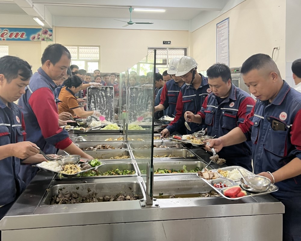 bua-com-ca-tu-chon---su-quan-tam-tham-lang-danh-cho-nguoi-lao-dong-viet-trung_690d76f50c6f5