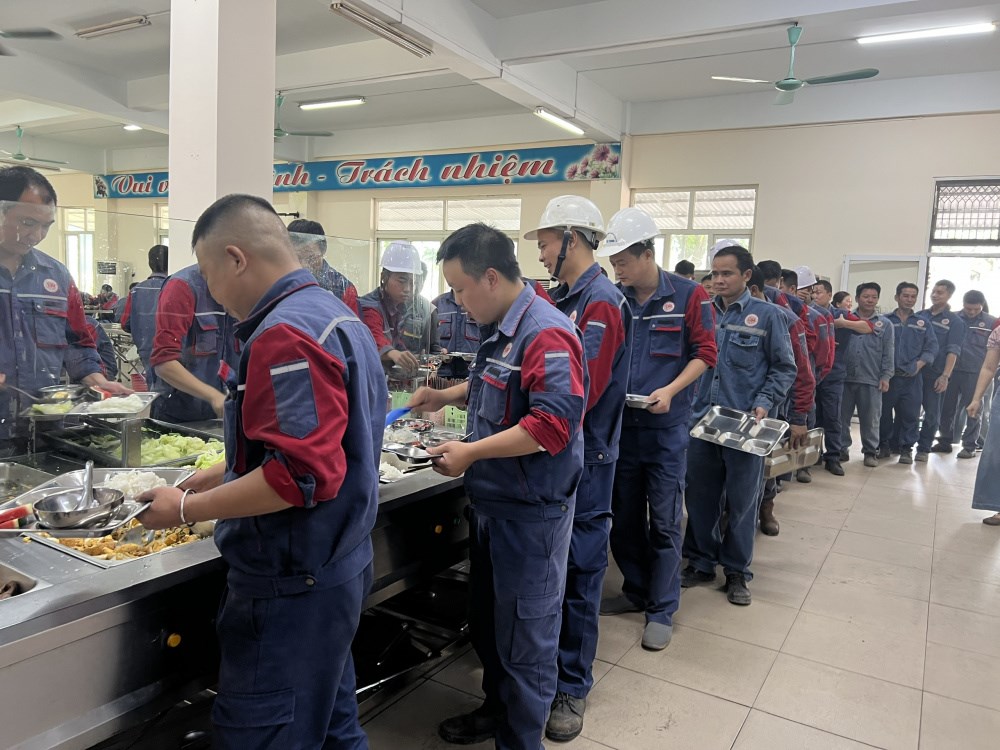 bua-com-ca-tu-chon---su-quan-tam-tham-lang-danh-cho-nguoi-lao-dong-viet-trung_690d777ac23da