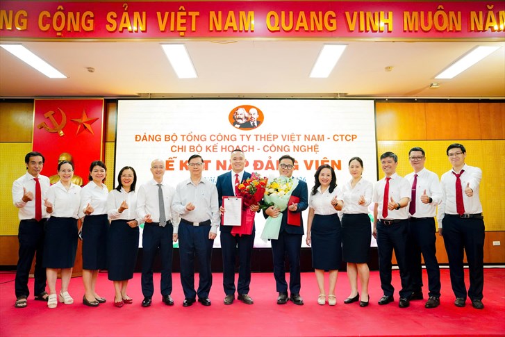 Sức lan tỏa từ Lễ kết nạp đảng viên mới tại Chi bộ Kế hoạch - Công nghệ